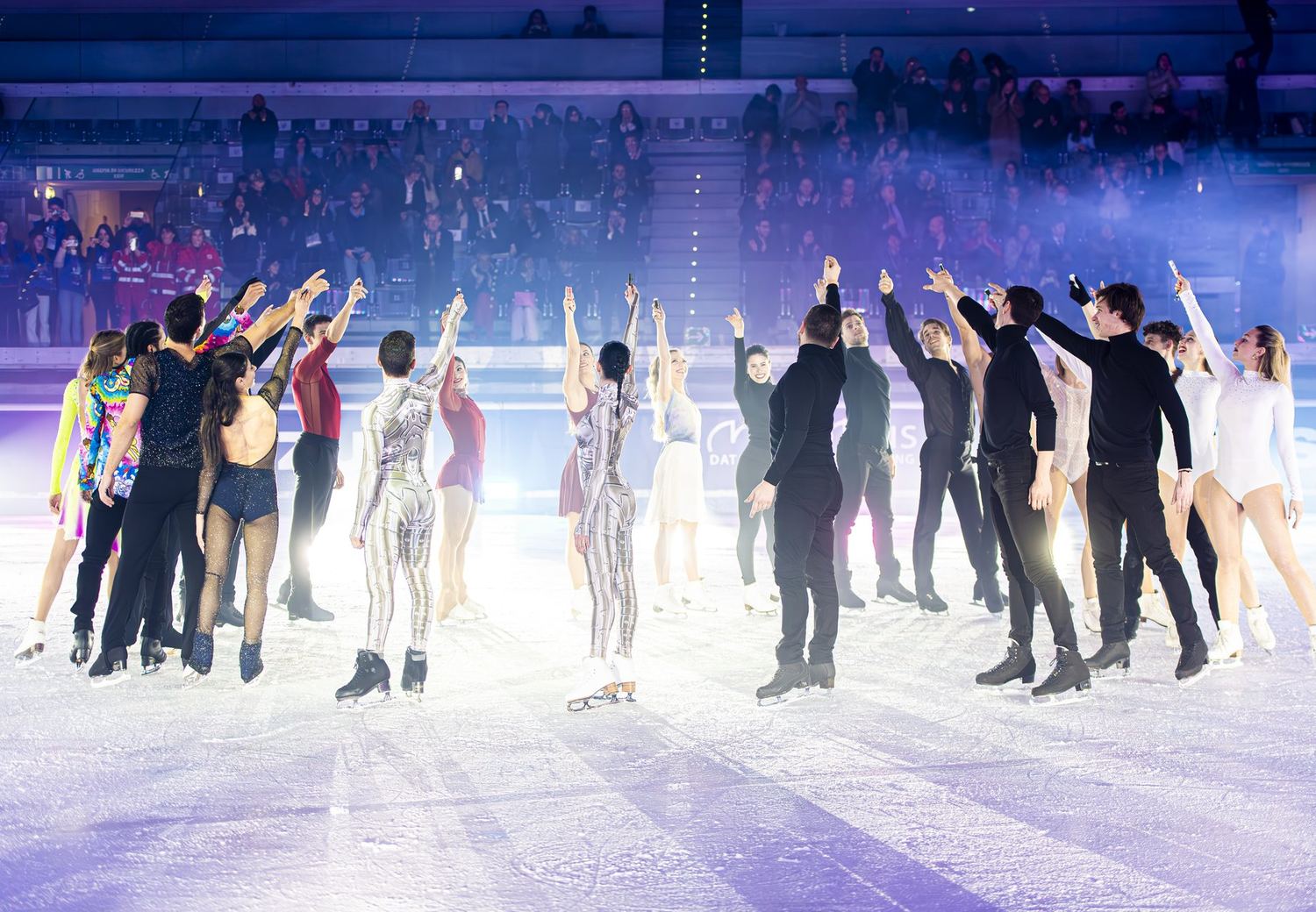 Il cast di Ghiaccio Spettacolo in pista